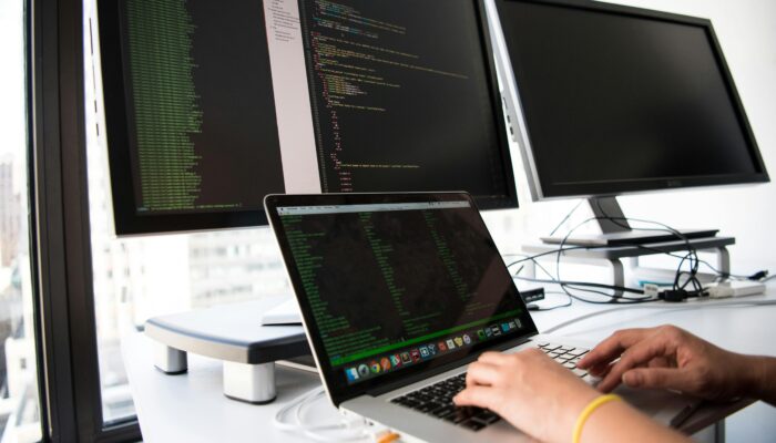 7 Strategi Menjadi Developer IT Serba Bisa di Era AI